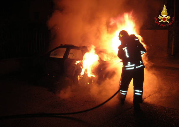 San Giuseppe, bilancio si aggrava: 7 auto in fiamme. L’indagine alla svolta decisiva