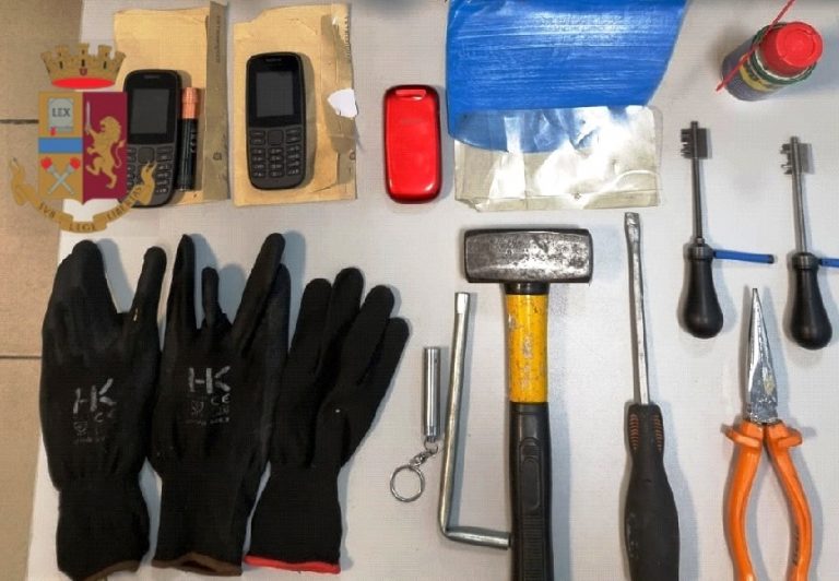 Portici, polizia sventa furto in casa: tre arrestati