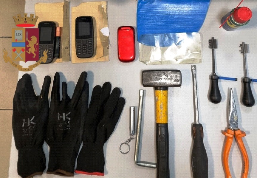 Portici, polizia sventa furto in casa: tre arrestati