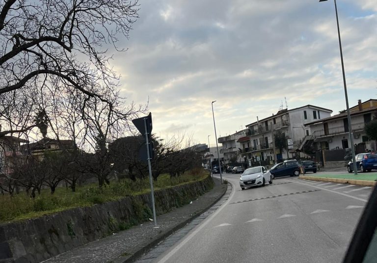 Somma, centauro si schianta contro auto in sosta e finisce in ospedale