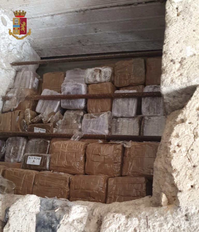 Sequestro record in una villetta familiare: trovati 100 chili di hashish