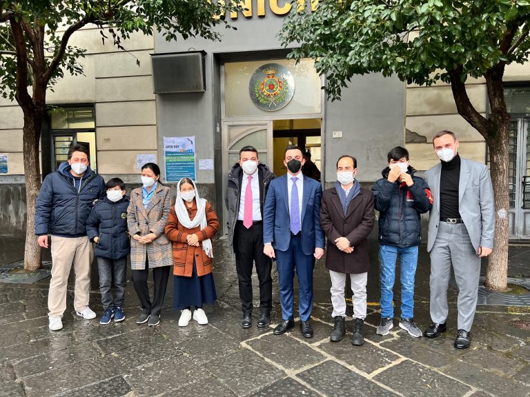 Famiglia di scrittore attivista afghano in fuga salvata da regime: sarà ospitata a Pomigliano