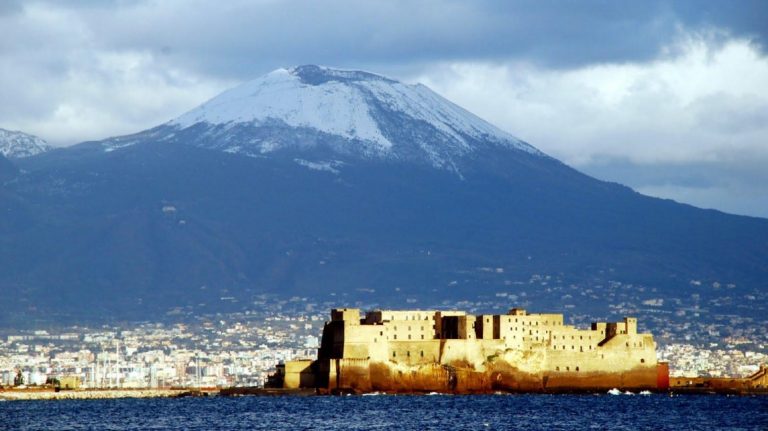 Allerta meteo in Campania: la cima del Vesuvio bianca incanta, mentre il vento spaventa diversi comuni