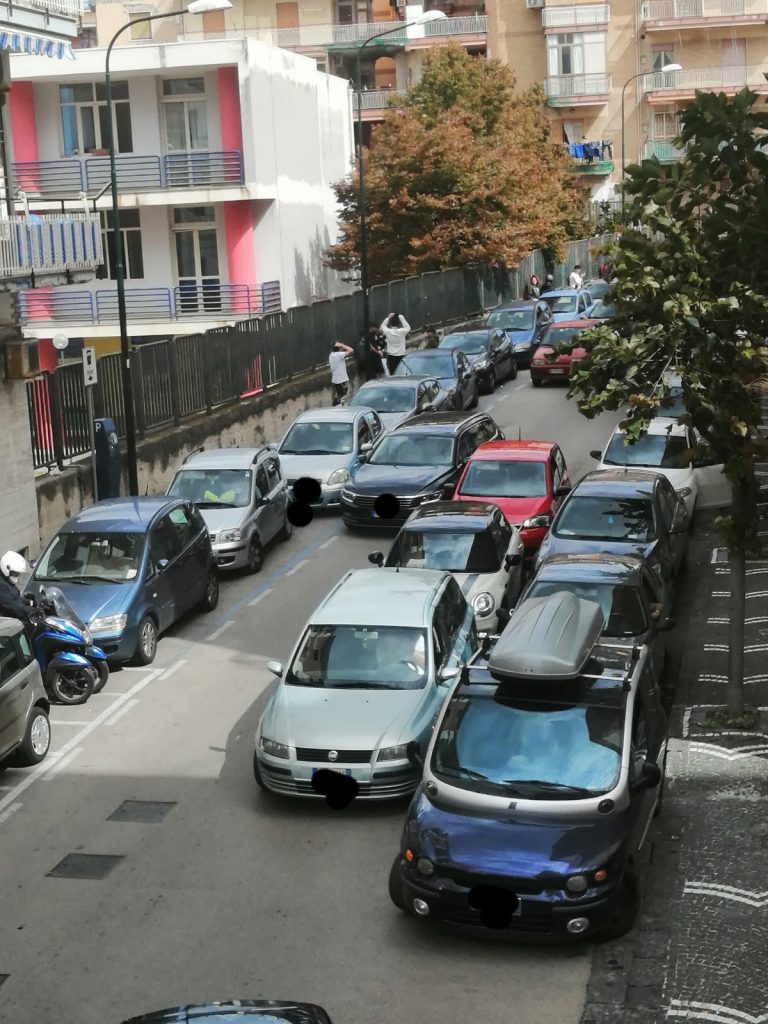 Portici, raffica di multe per divieto di sosta e posti auto per i residenti allo stremo