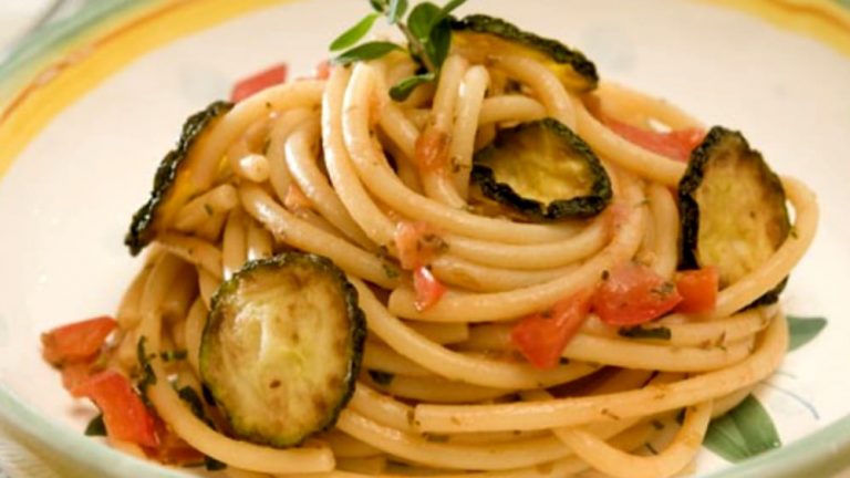 Le ricette di Biagio: bucatini alla Caruso. La “bufala” dei fischi al San Carlo….