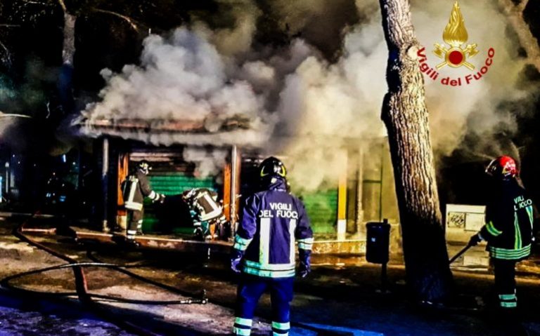 Incendio distrugge chiosco per l’acqua potabile sul corso