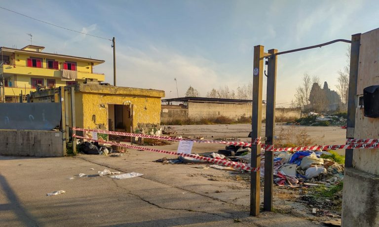 Pomigliano, parcheggio trasformato in discarica: sequestro e sei denunciati