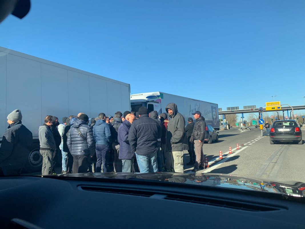 Nola isolata da ore, camion bloccano autostrada contro caro-benzina