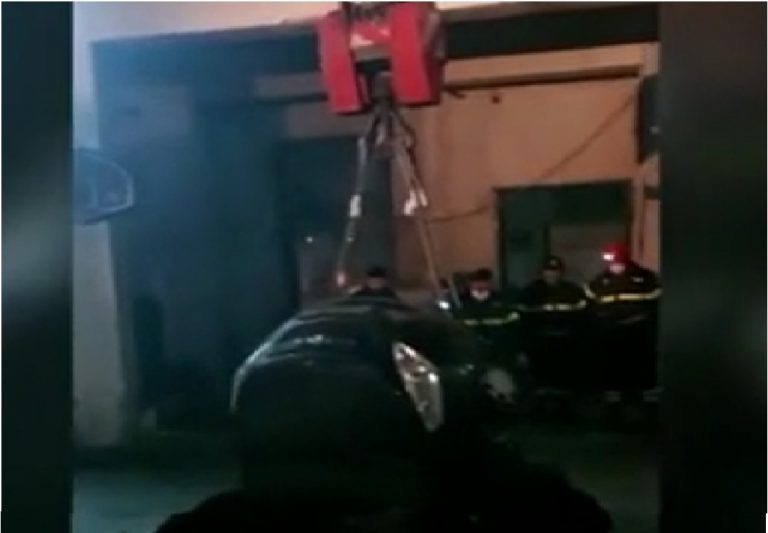 Paura a Palma, si apre voragine nel cortile: auto inghiottita