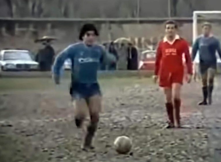 La partita nel fango diventa un film, il legame indissolubile tra Acerra e Maradona