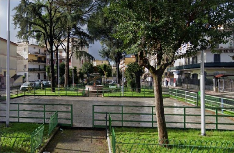 Clienti in auto, pusher…in buca: 2 arresti nella piazza di spaccio di Acerra
