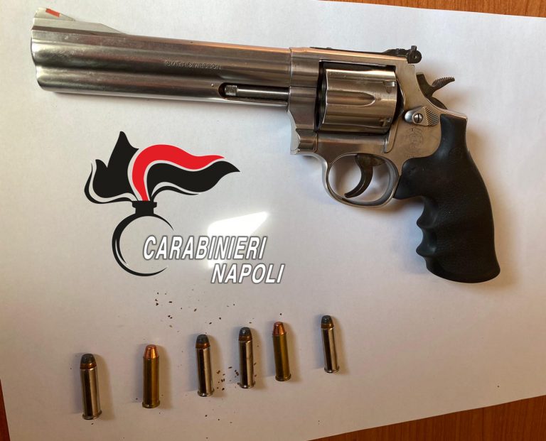Acerra, pistola pronta a sparare nascosta nel quadro elettrico