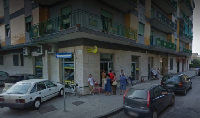 Pomigliano, tentata rapina alle Poste vestiti da impiegati: paura per pacco sospetto