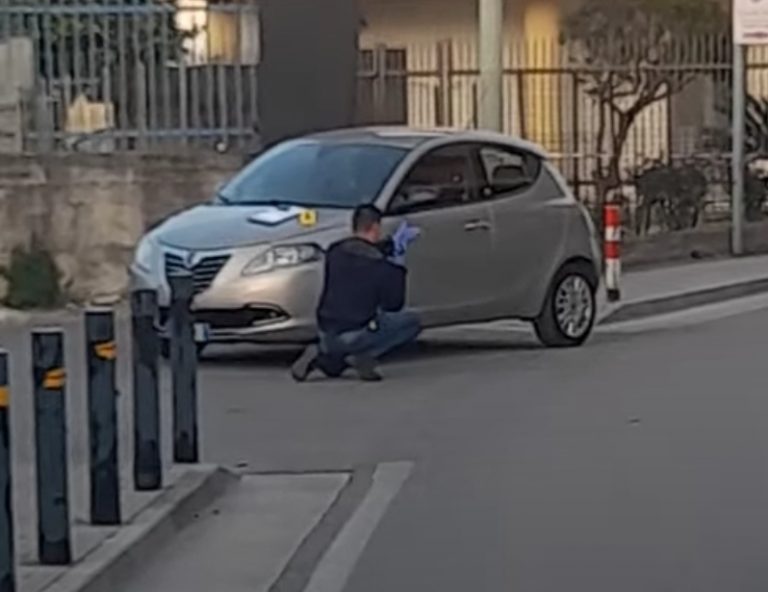Spari in pieno giorno, caccia a due in moto. M5S: “Fate rivivere città”