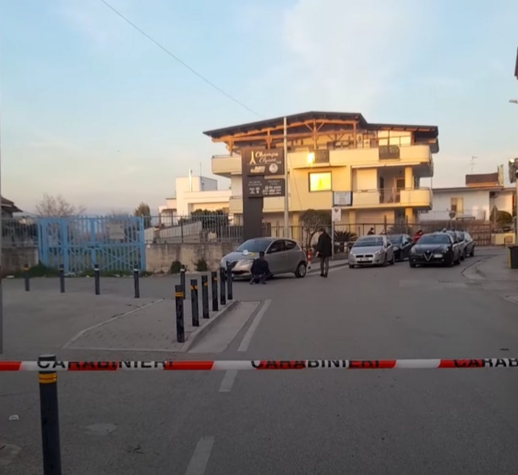 Acerra, spari davanti al liceo dopo lite: ferito automobilista