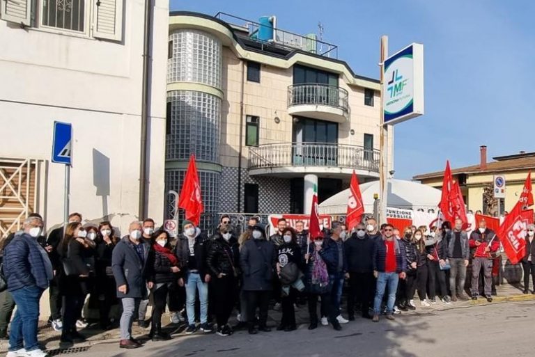 Sciopero e sit in dei lavoratori di Medicina Futura: sbloccati gli stipendi arretrati