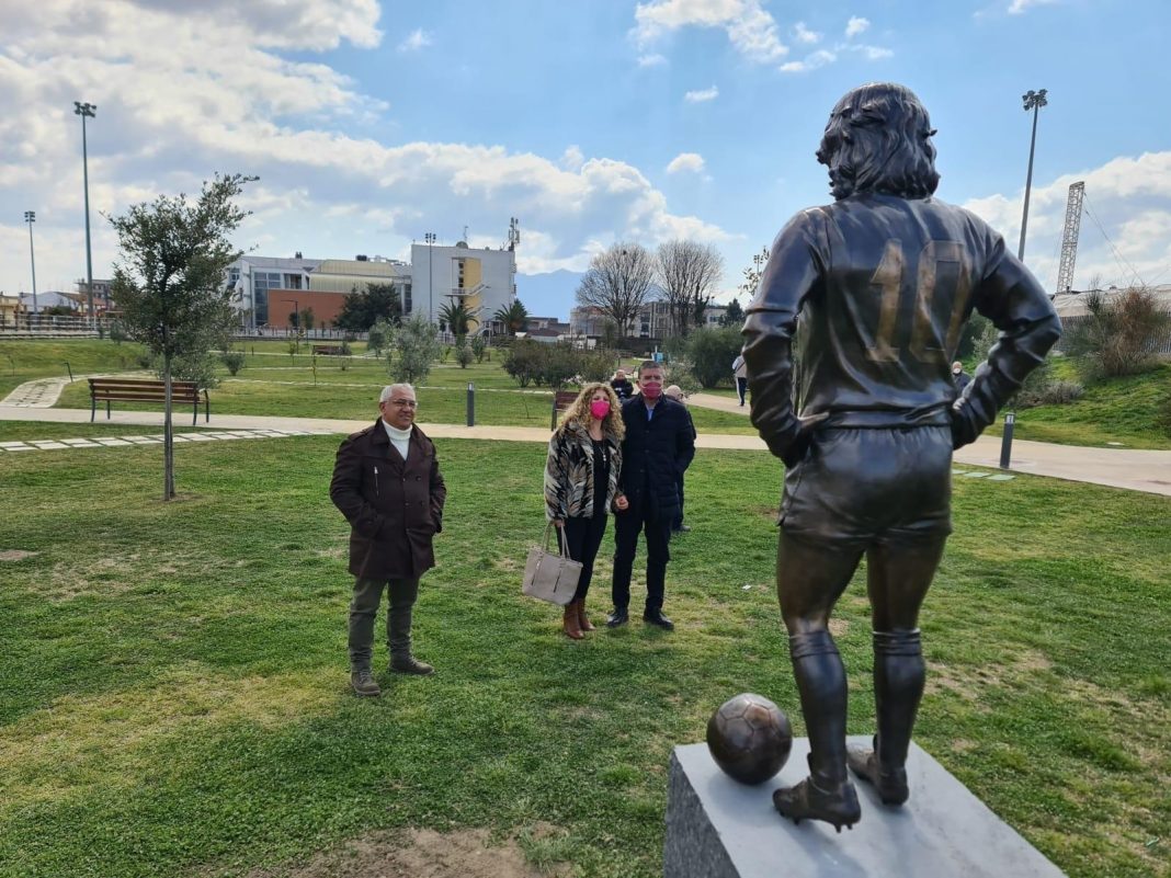 Statua Maradona inaugurata ad Acerra, sorella dello storico tifoso D’Angelo in visita con Piatto