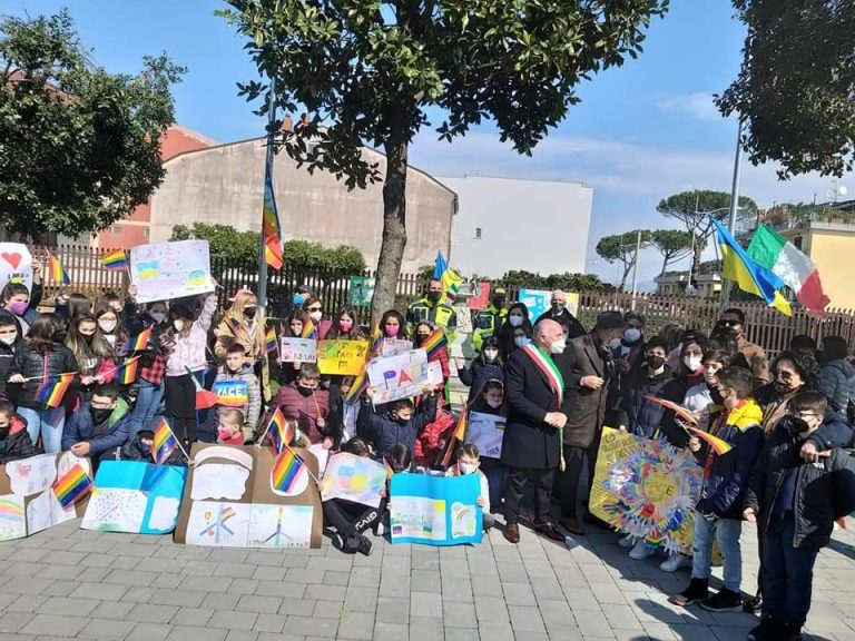 Castello di Cisterna, i bambini in piazza per la pace in Ucraina