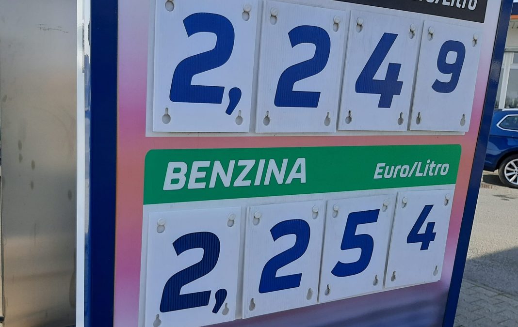 Carburante, Governo ferma l’incremento per 3 mesi di appena 20 centesimi