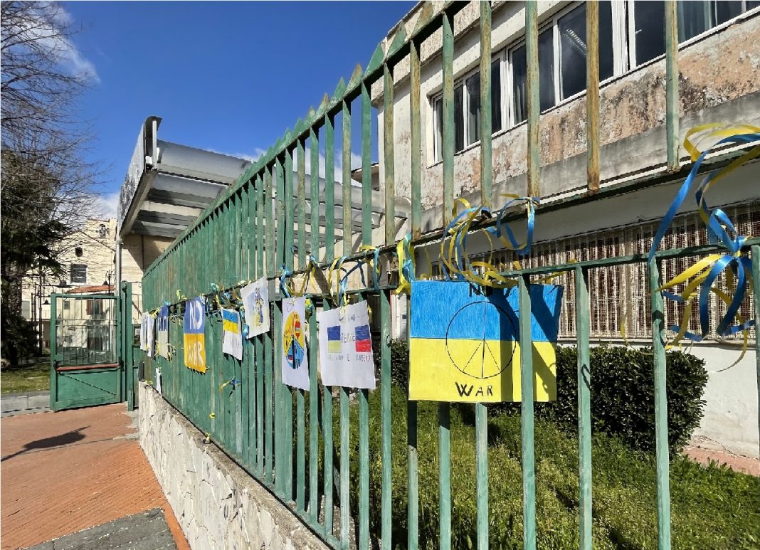 Somma si veste coi colori ucraini: bandiere su scuole e Comune