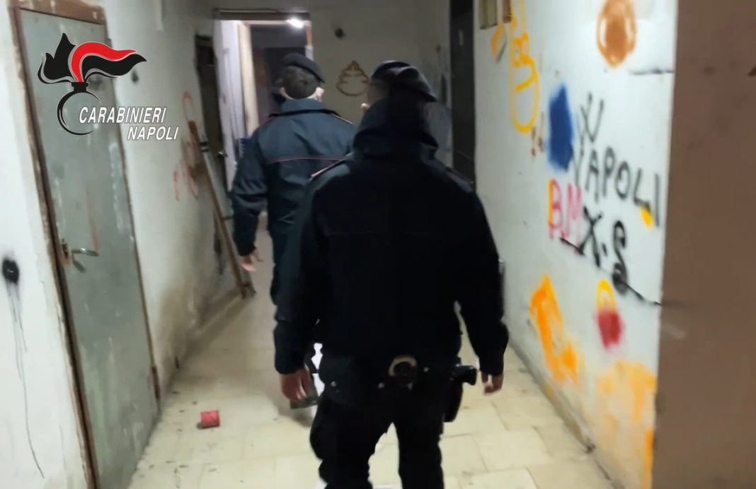 Armi da guerra per lo spaccio, trovato l’arsenale del nuovo clan: 7 arresti