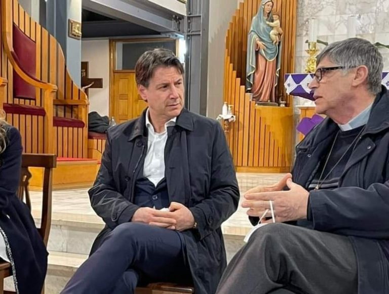 Ex premier Conte da Don Patriciello: “Più militari e più cultura per salvare Parco Verde”