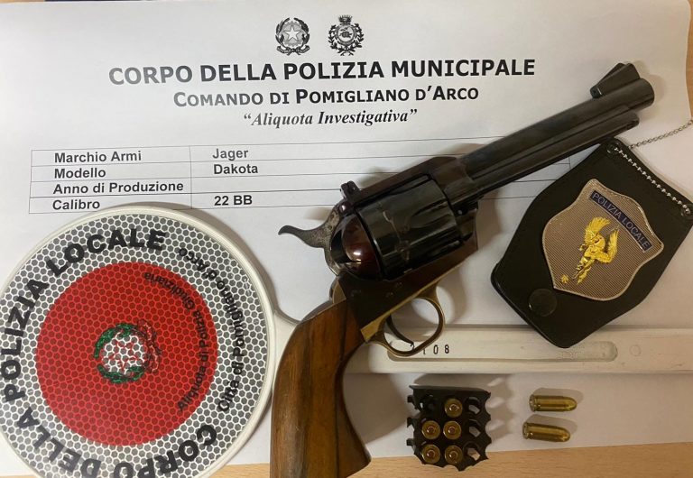 Con una calibro 22 nella movida: la municipale di Pomigliano arresta 18enne e denuncia un minore