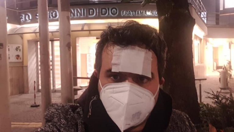 Prof picchiato all’uscita di scuola, 2 indagati: individuato padre dello studente