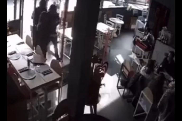 San Sebastiano, il video della rapina: banditi fanno irruzione al ristorante e prendono Rolex del cliente