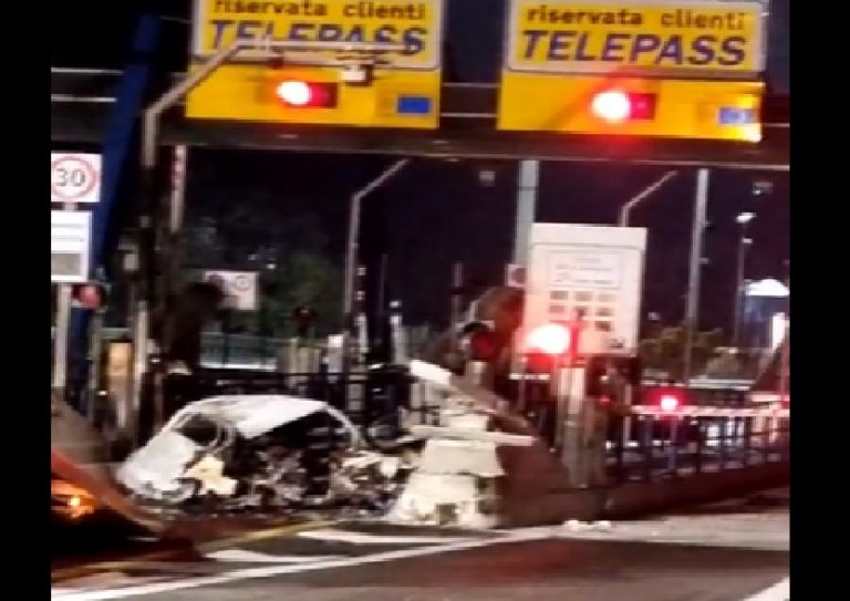 Si schianta contro caselli dell’autostrada e muore a 28 anni