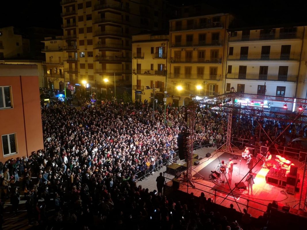 Marigliano rivive con Enzo Avitabile: 5mila in piazza per il concerto
