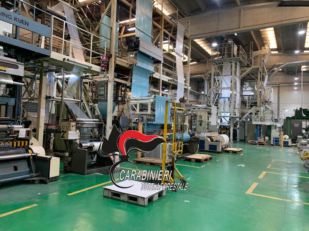 Imprenditore vollese nei guai, sequestro record di shopper