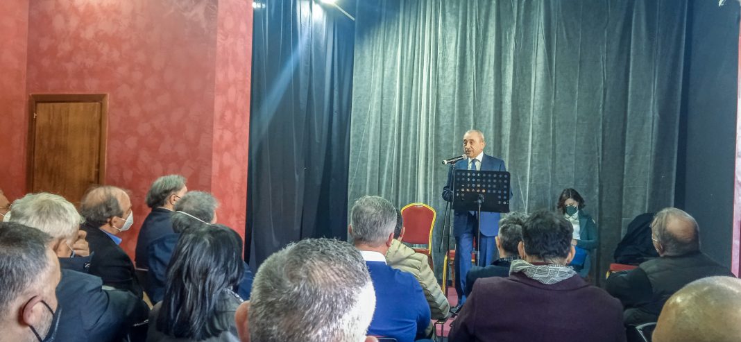 In piedi, al microfono, Carmine Siracusa, segretario cittadino del PD