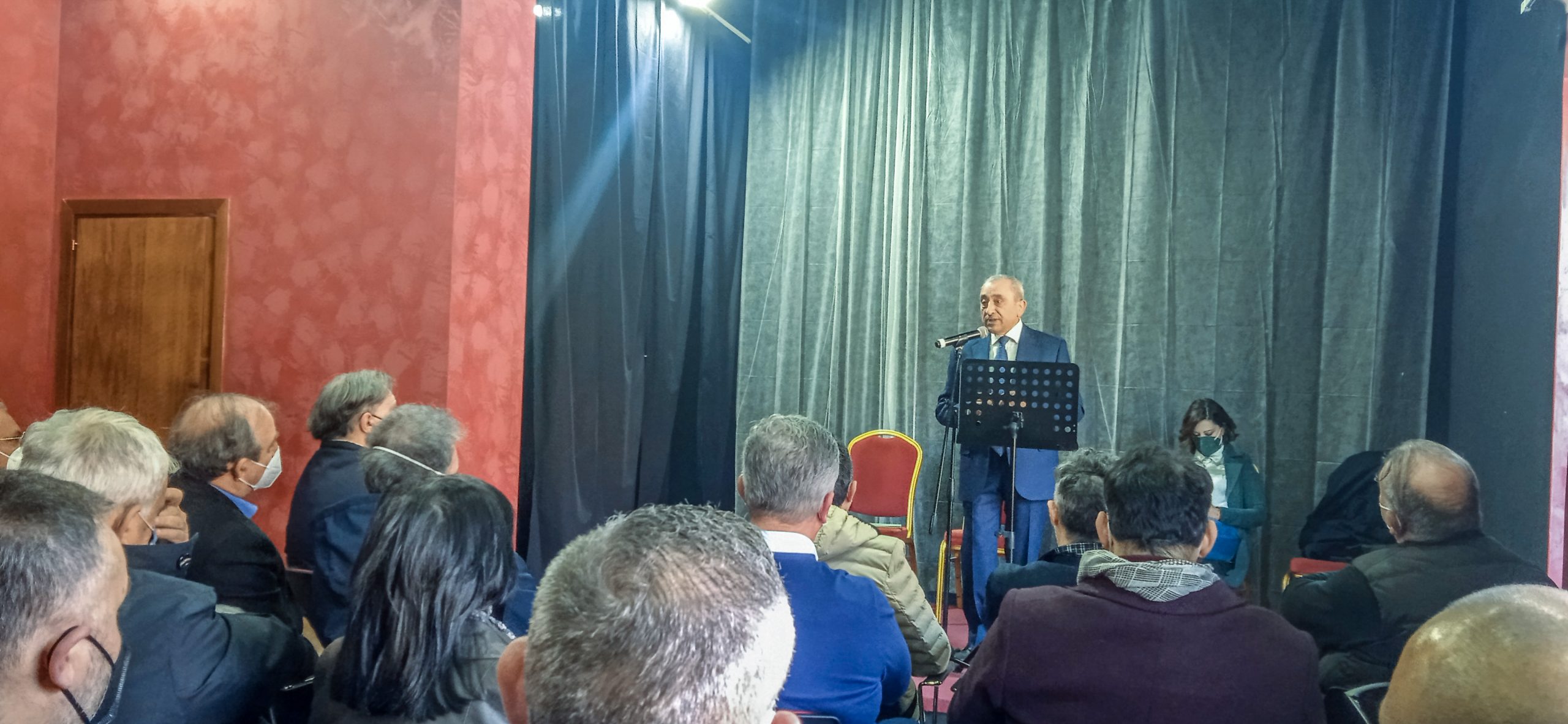 In piedi, al microfono, Carmine Siracusa, segretario cittadino del PD