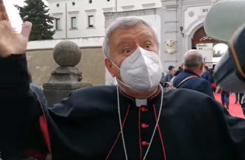 Il vescovo di Acerra ironico con De Luca