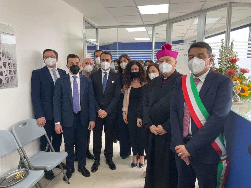 Di Maio torna a Pomigliano, selfie e promesse ai profughi della guerra