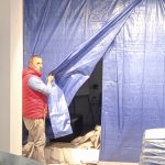 La parete tra l'agenzia immobiliare e la camiceria distrutta dallo scoppio