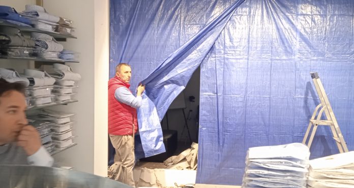 La parete tra l'agenzia immobiliare e la camiceria distrutta dallo scoppio