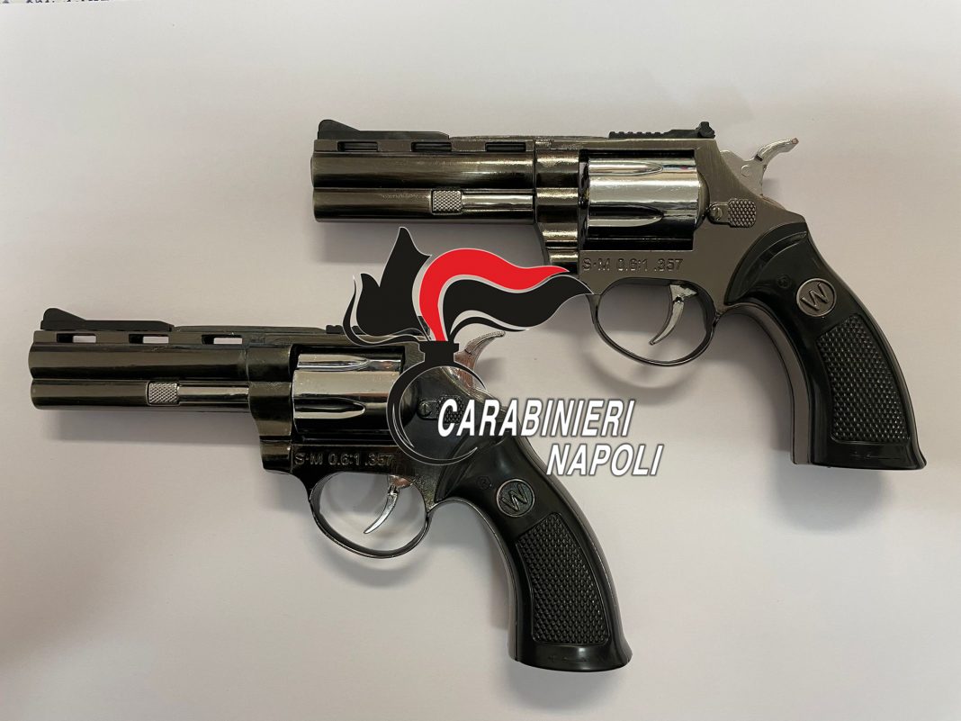 Scappa sui tetti e lancia via due pistole clandestine