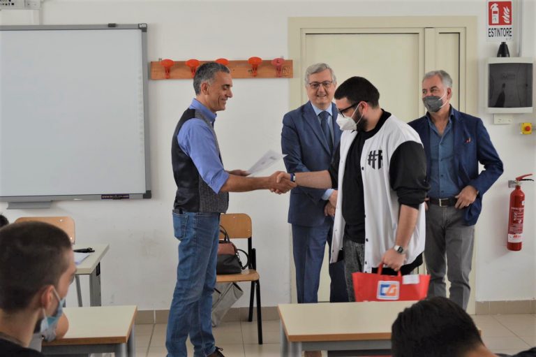 Pomigliano D’Arco, all’ITIS Barsanti gli studenti firmano il  contratto di lavoro prima del diploma