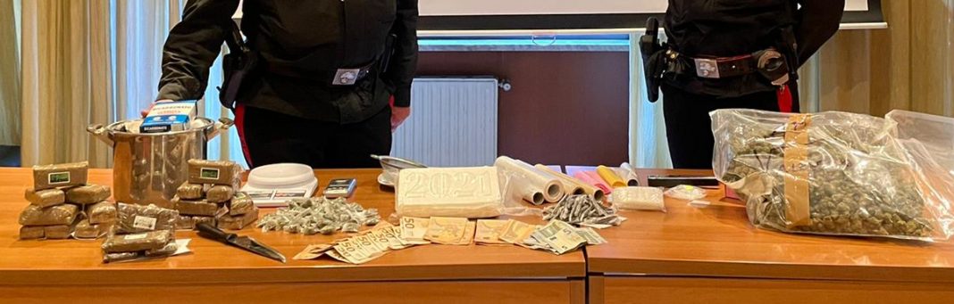 Cisterna, 5 chili di droga con marchio d’annata nella 219: due arresti