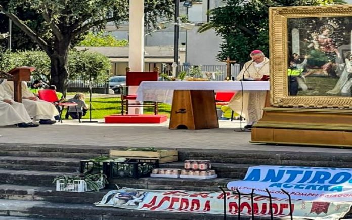 Il vescovo di Acerra ieri a Pompei mentre benedice i frutti della terra