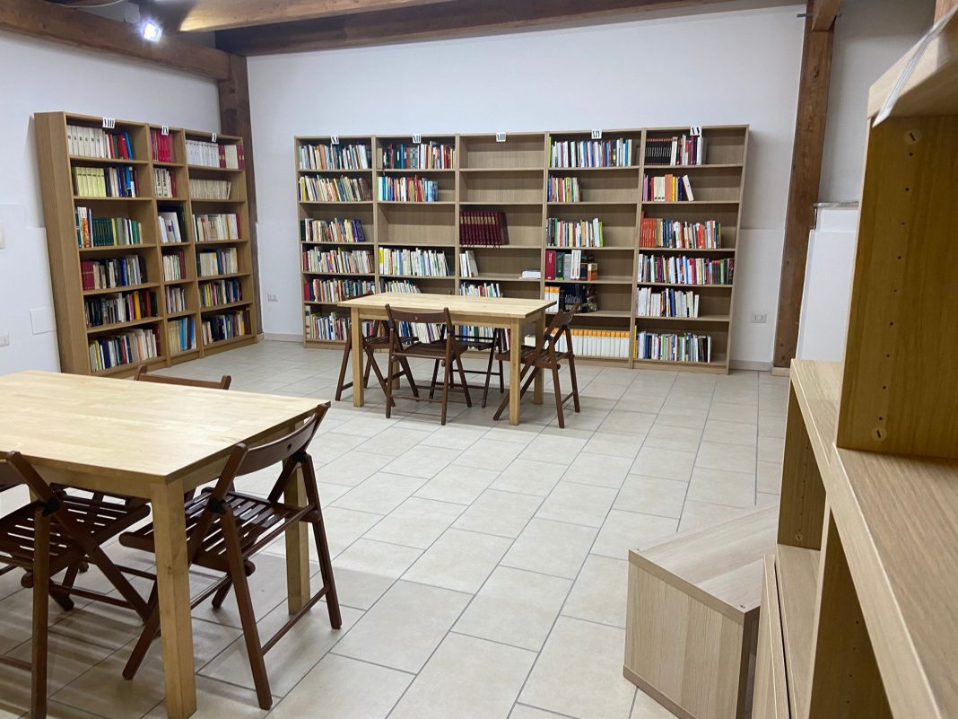 La nuova biblioteca messa da don Peppino a disposizione degli alunni delle scuole