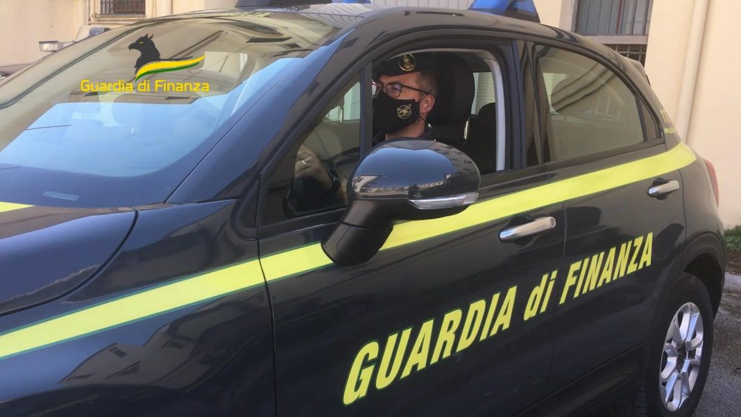 Si barrica nel bagno del bar dopo aver visto i finanzieri