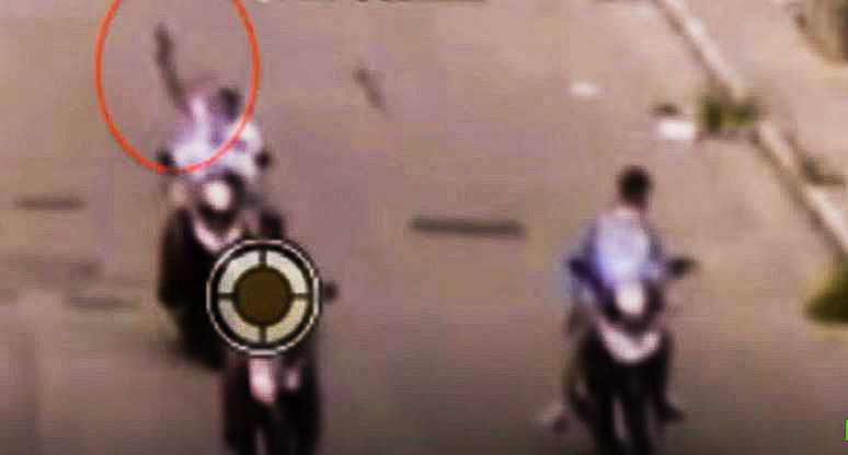 Giovani-che-sparano-in-aria-in-sella-agli-scooter-tra-i-palazzi-di-Napoli-immagini-di-repertorio_