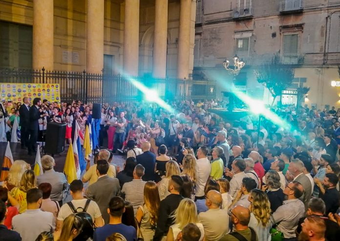 Il comizio di Tito D'Errico e Raffaele Lettieri in piazza Duomo ad Acerraal