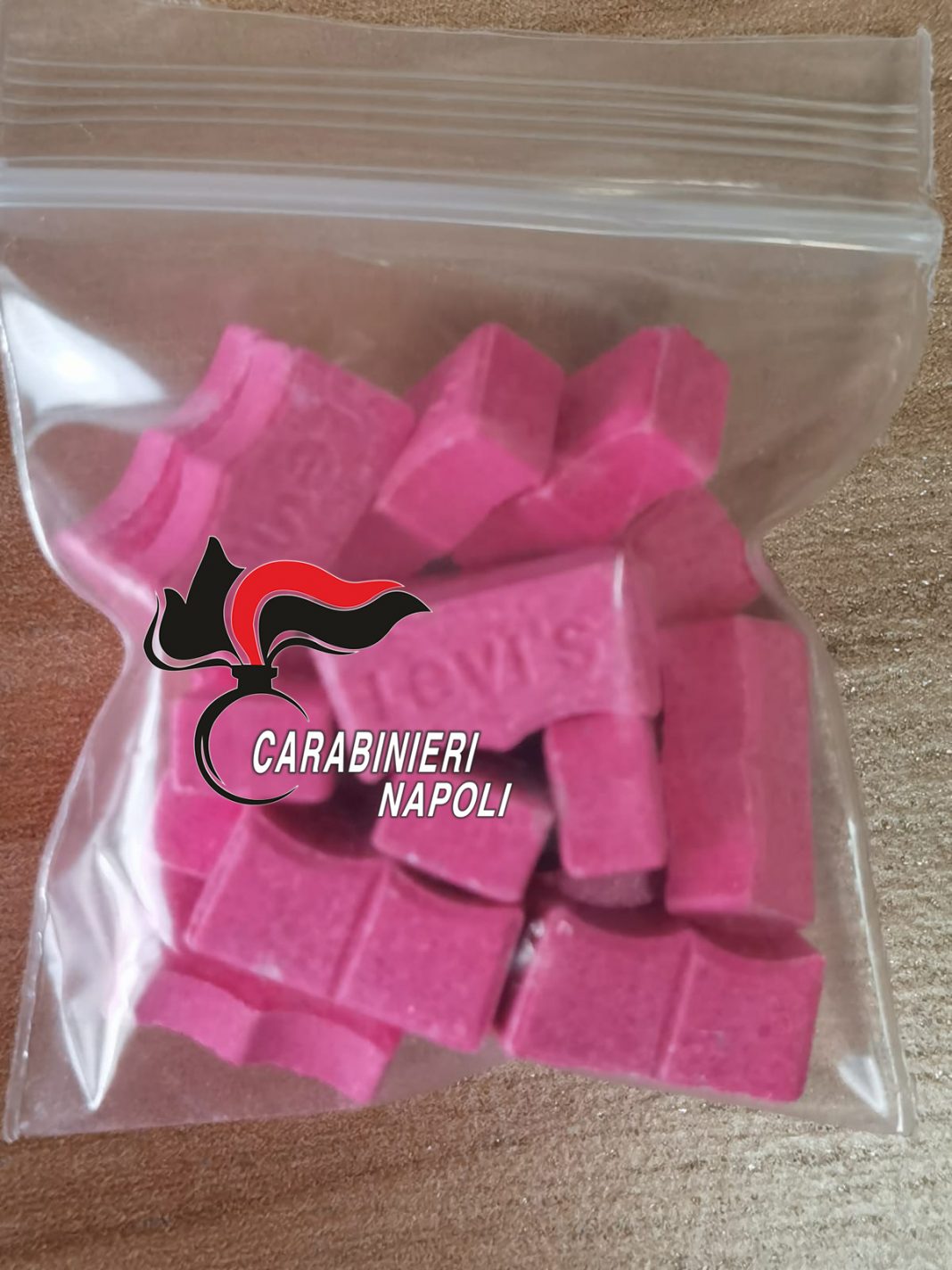 Cisterna: lancia busta con droga dal balcone ma la prendono i carabinieri