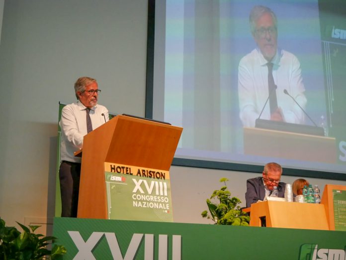 Roberto Di Maulo ieri al XVIII congresso Fismic di Paestum