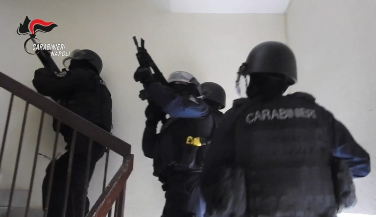 Carabinieri si confondono tra bagnanti e arrestano latitante: stava andando al mare con famiglia
