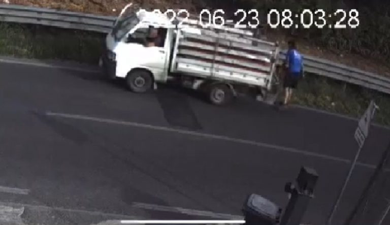 Ercolano, video fa scoprire furgone che scarica mobili davanti alle abitazioni